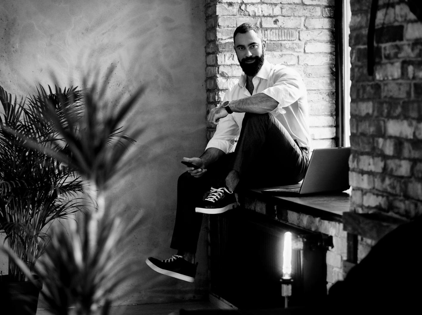 Participant travaillant sur un audit SEO technique lors d'un atelier pratique