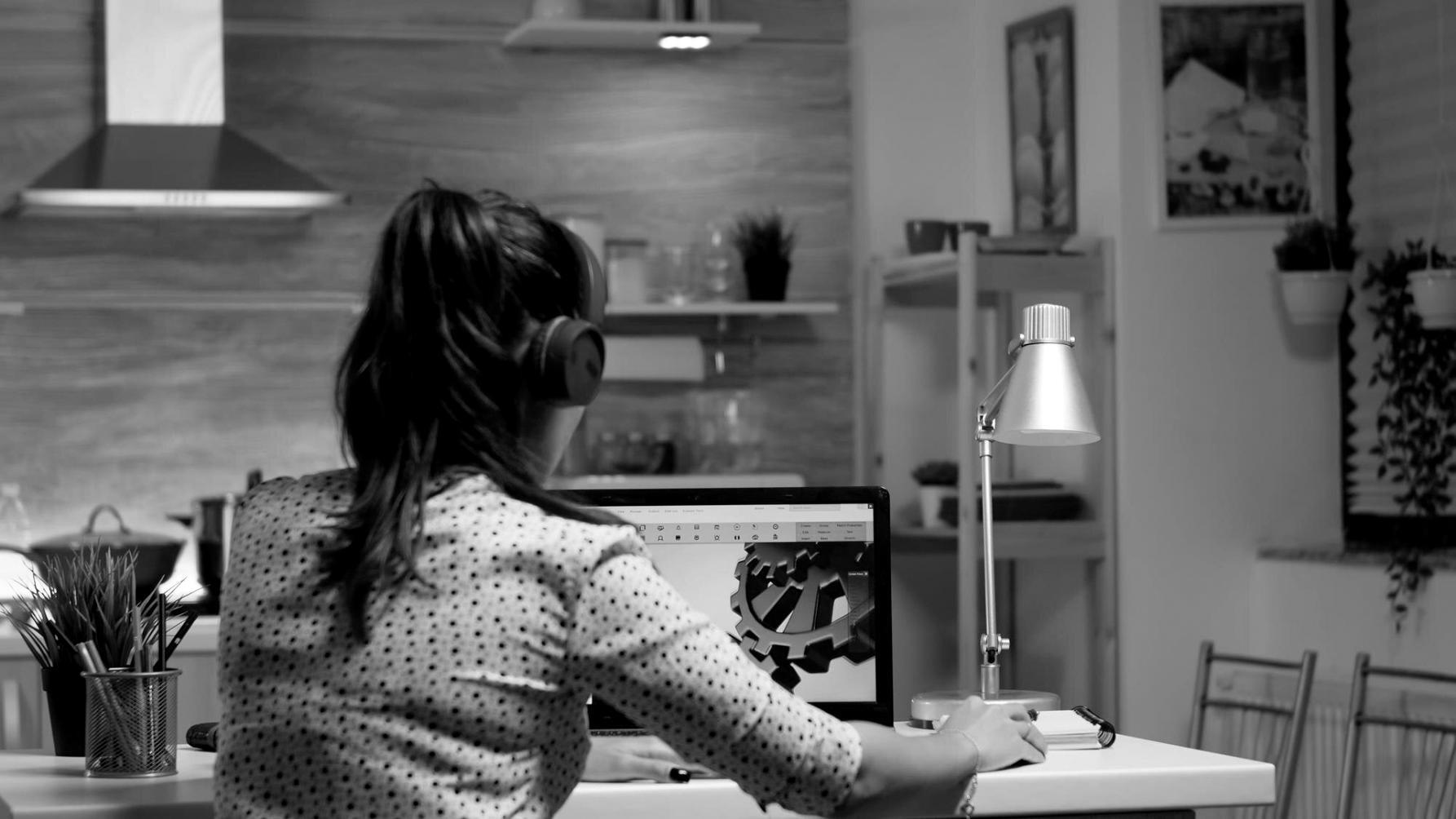 Participants analysant des données d'audit SEO